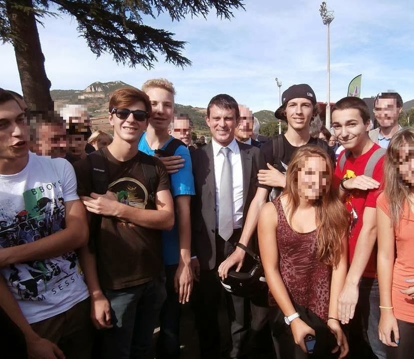 Manuel Valls au milieu de jeunes faisant le geste de la quenelle.